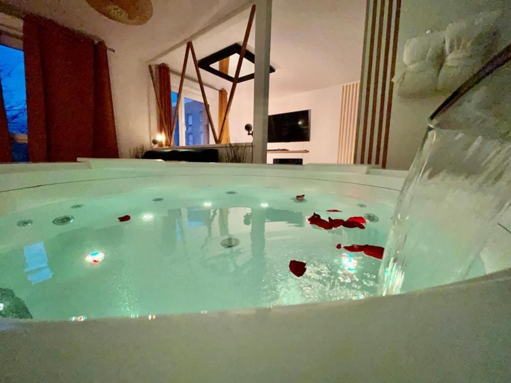 Suite Love Jacuzzi Montévrain Eksteriør bilde